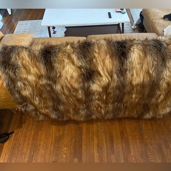 BRAND NEW Stowe Living Faux Fur Throw